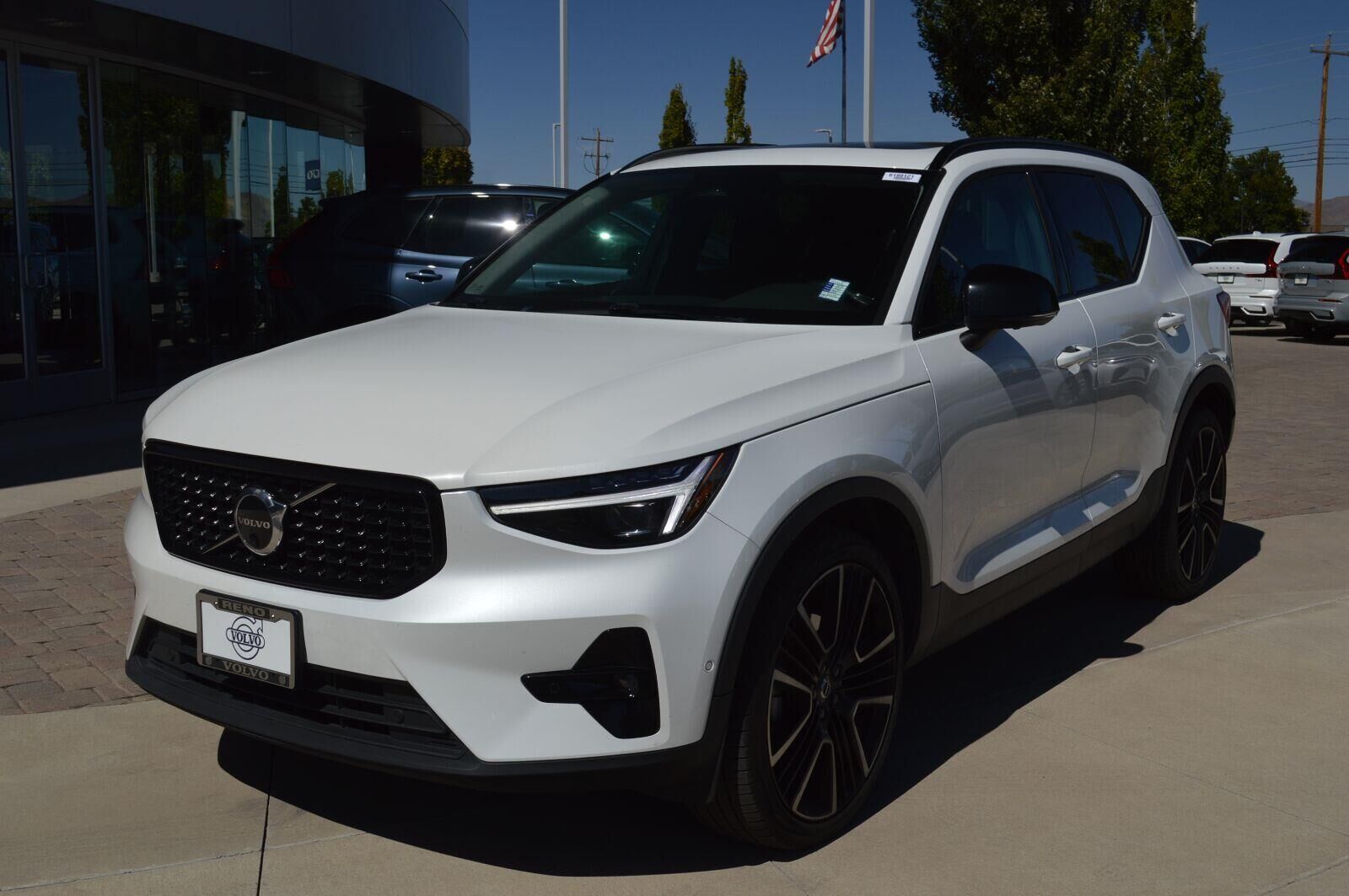 2023 VOLVO XC40