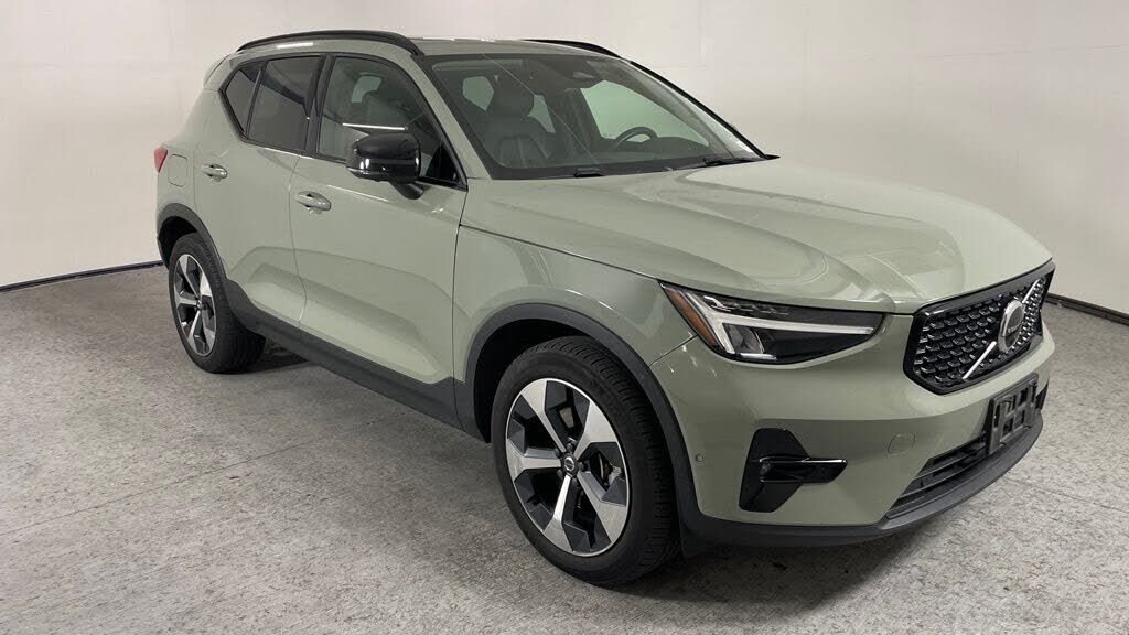 2023 VOLVO XC40
