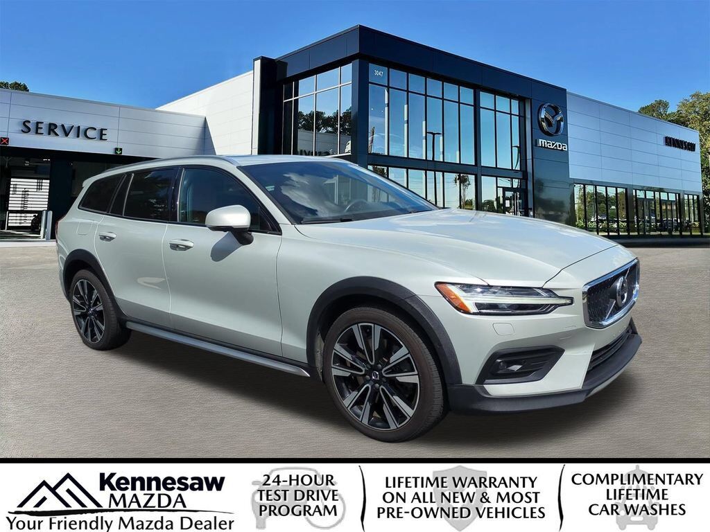 2022 VOLVO V60CC
