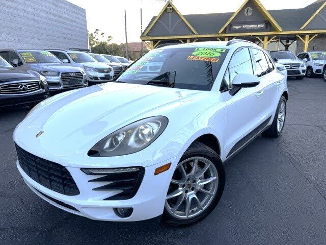 2016 PORSCHE Macan