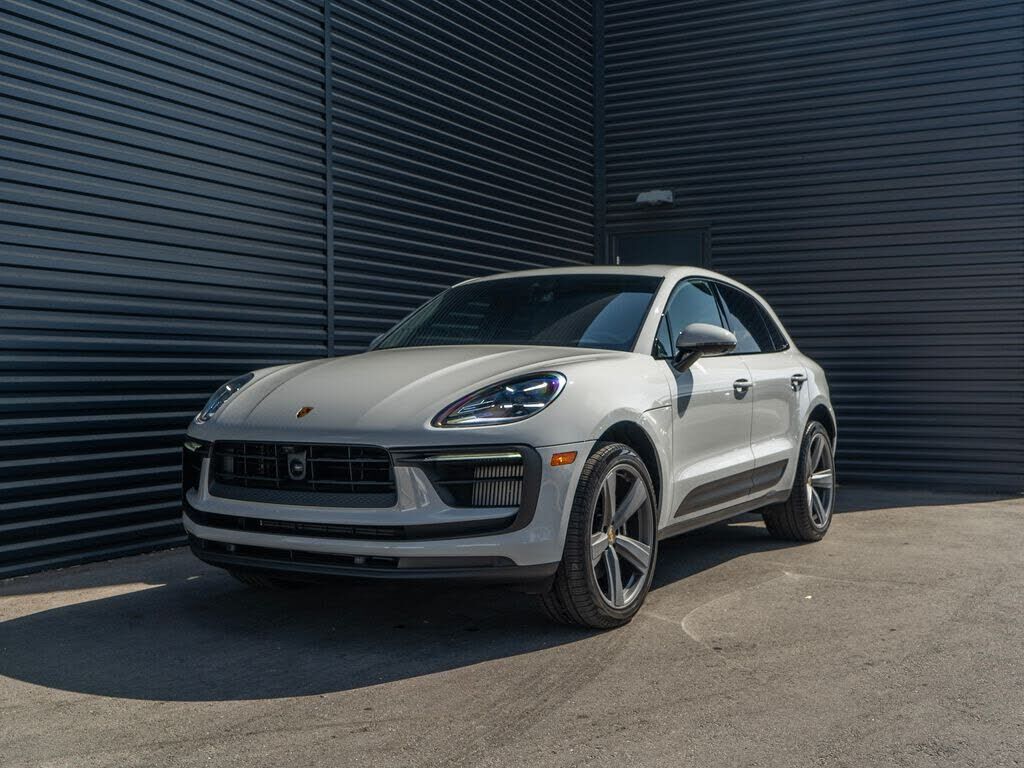 2026 PORSCHE Macan