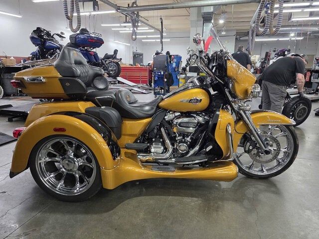 2023 HARLEY DAVIDSON FLHTCUTG / Tri Glide Ultra