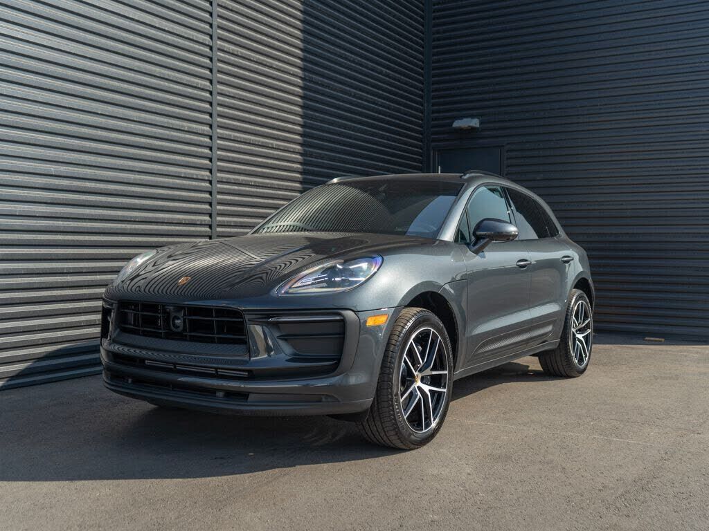 2025 PORSCHE Macan