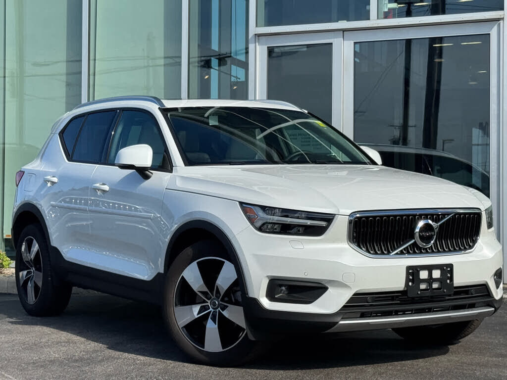 2022 VOLVO XC40
