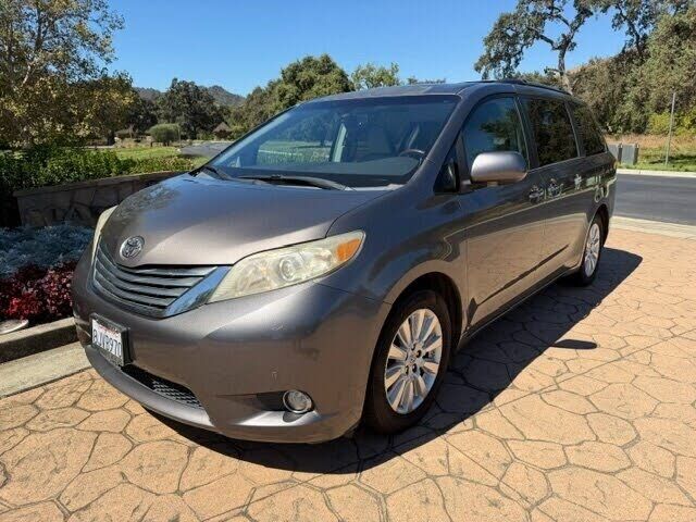2011 TOYOTA Sienna