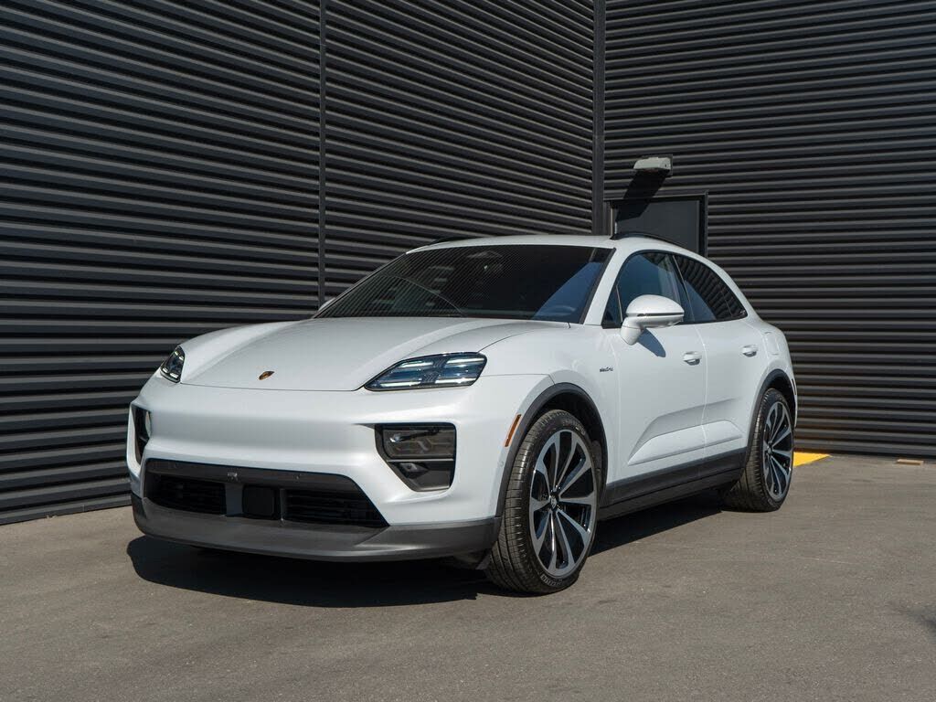 2026 PORSCHE Macan