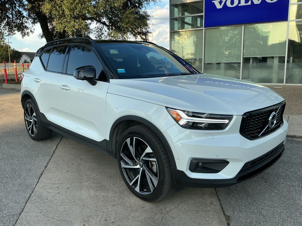 2022 VOLVO XC40