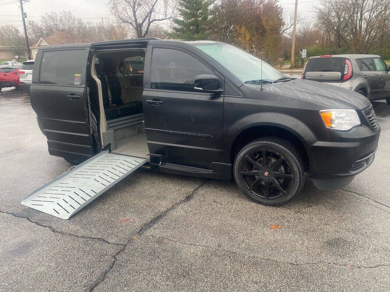 2013 CHRYSLER Town and Country