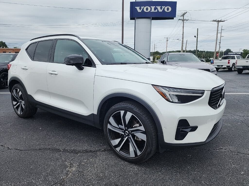 2024 VOLVO XC40