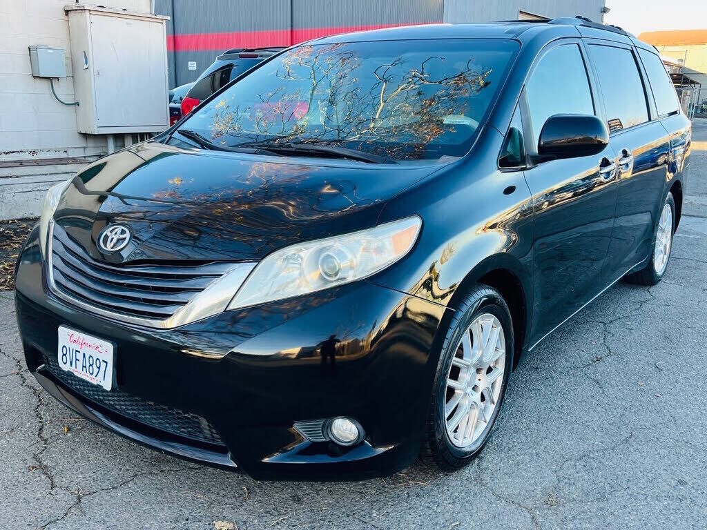 2011 TOYOTA Sienna