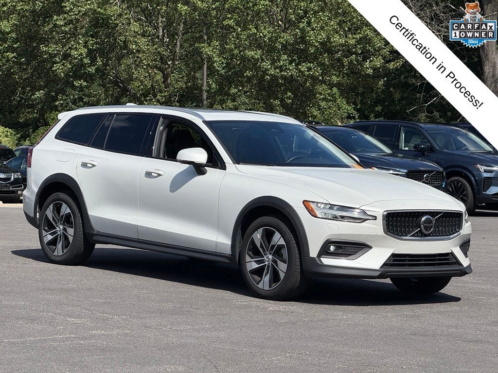 2025 VOLVO V60CC