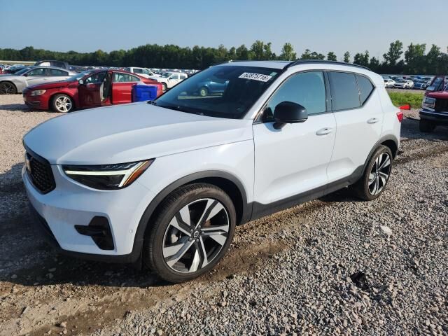 2024 VOLVO XC40