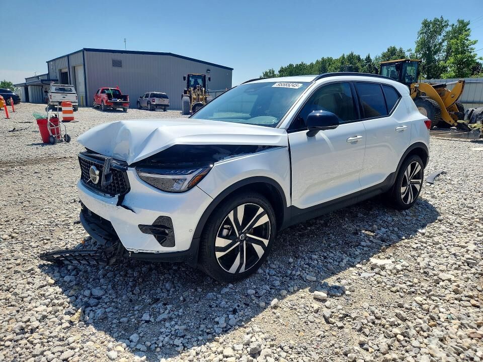 2024 VOLVO XC40