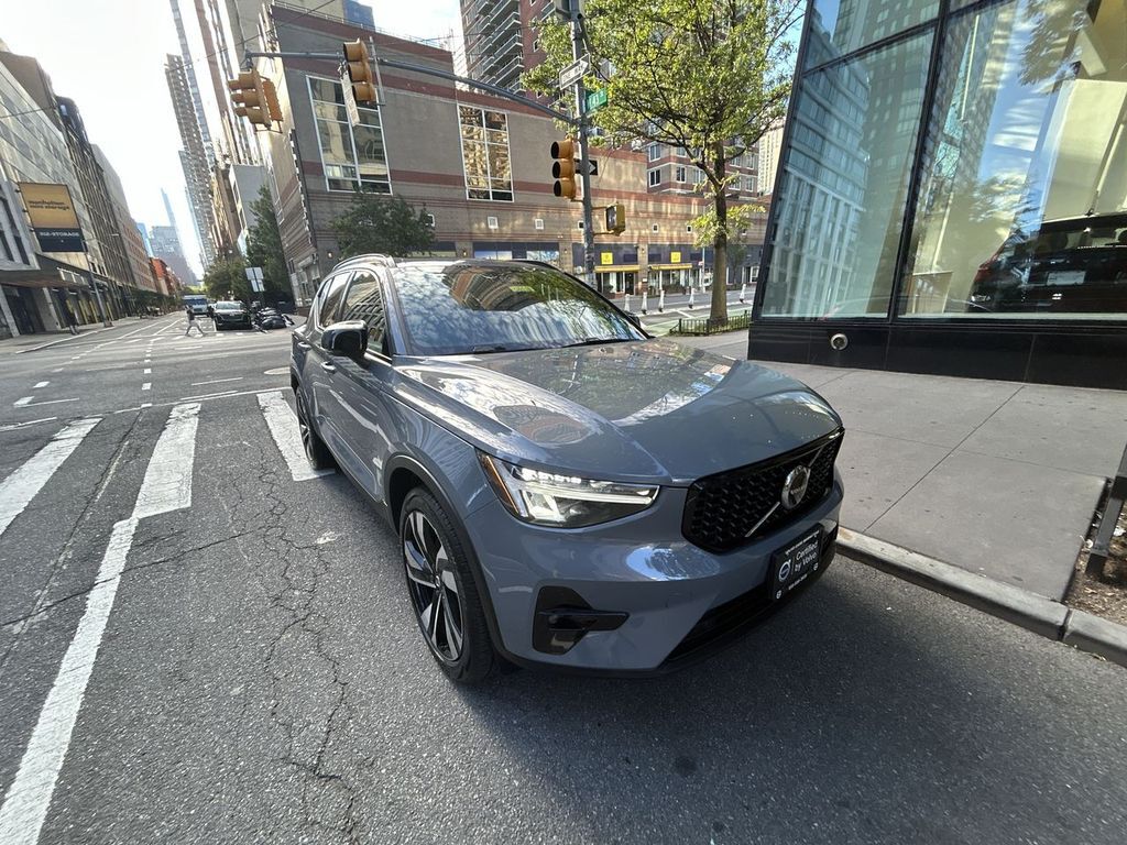 2023 VOLVO XC40