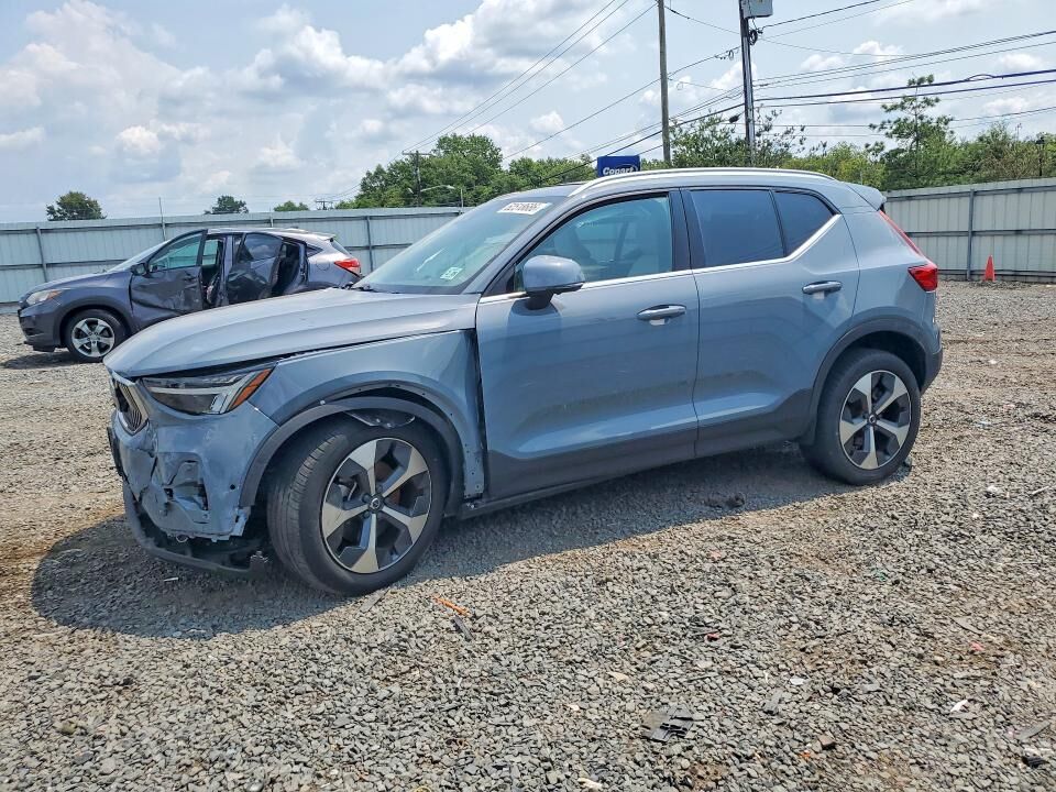 2023 VOLVO XC40