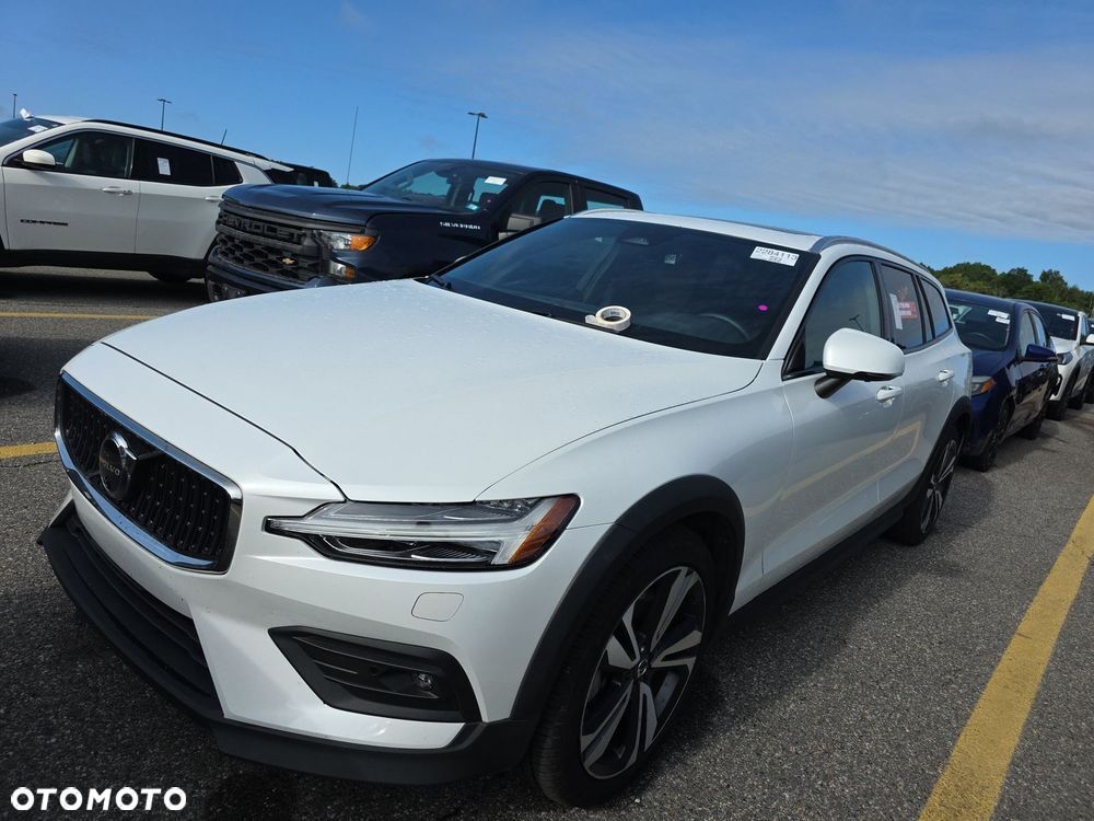 2025 VOLVO V60CC