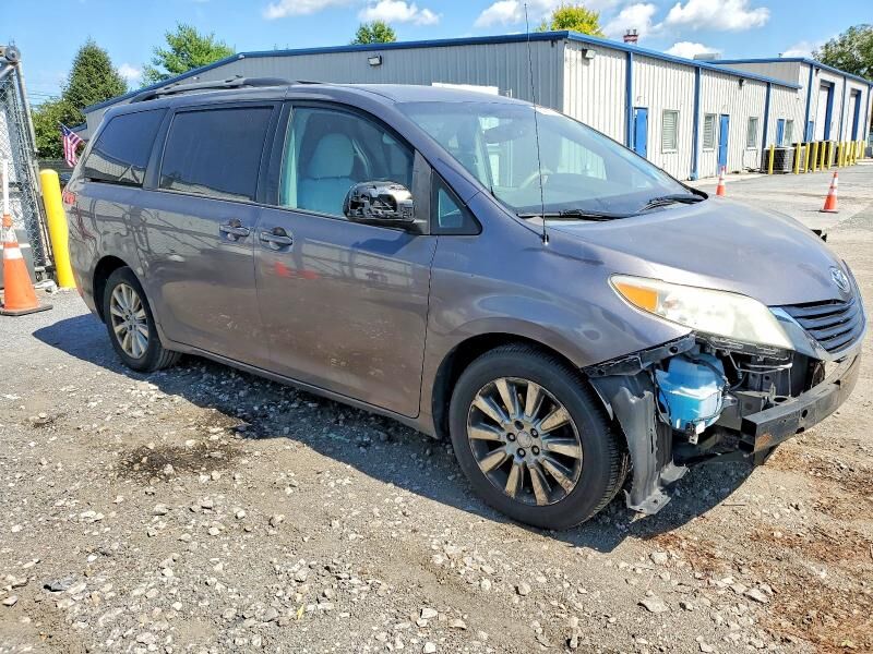 2012 TOYOTA Sienna