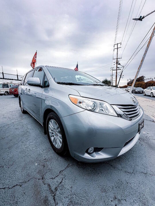 2017 TOYOTA Sienna