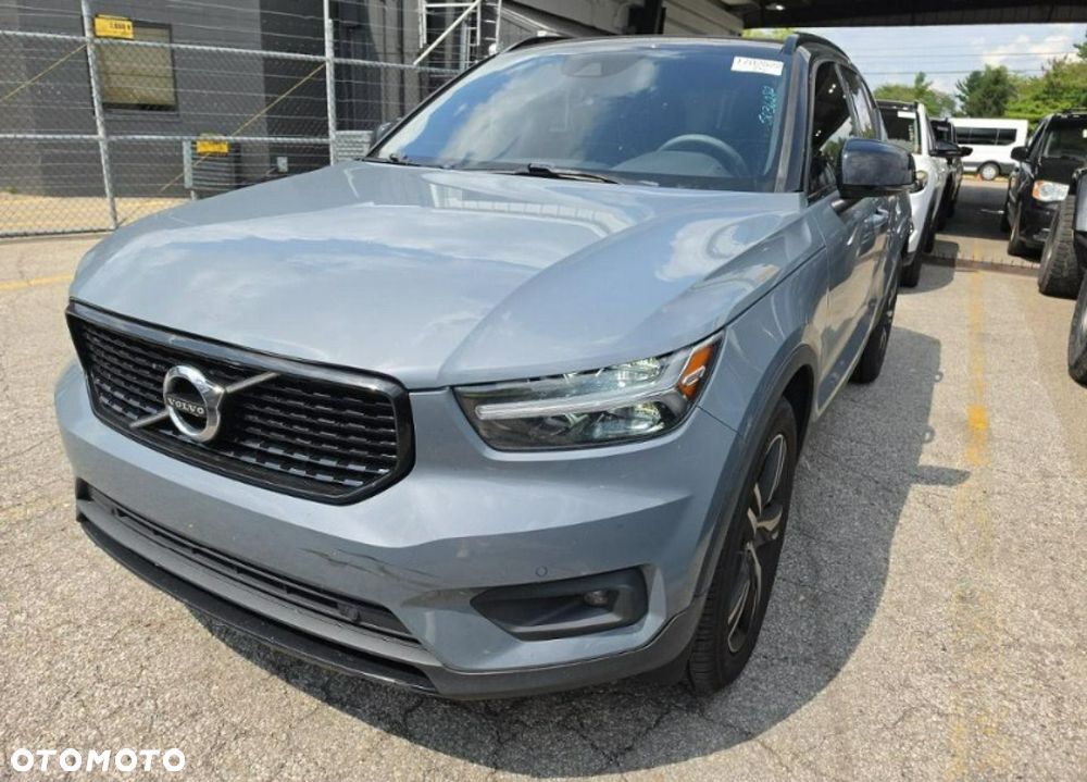 2021 VOLVO XC40