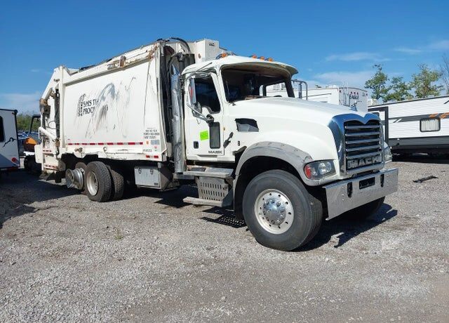 2014 MACK GU