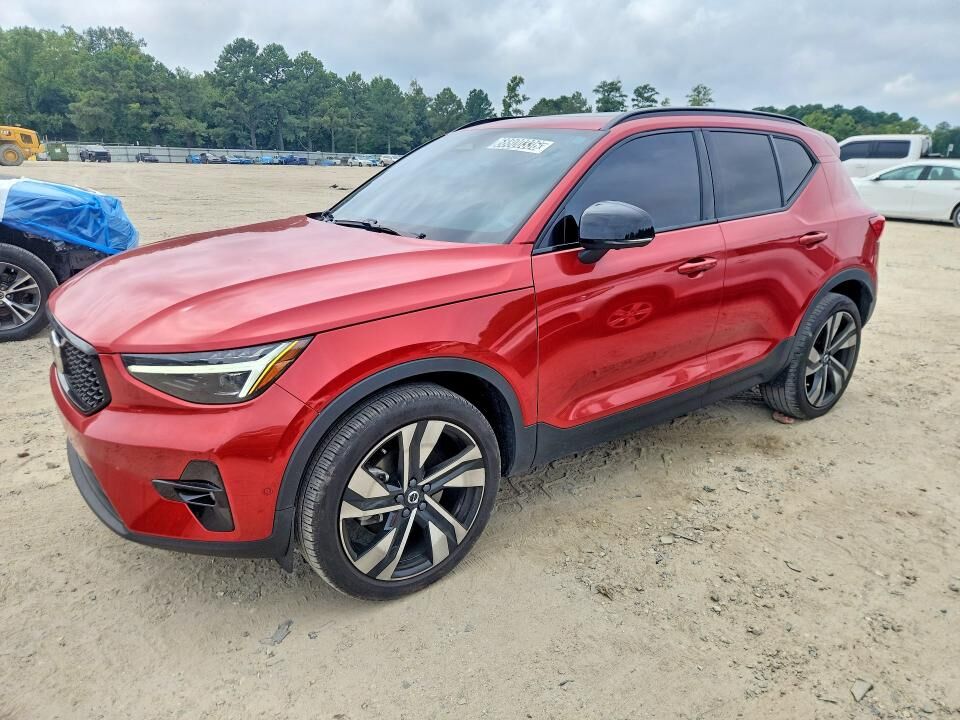 2025 VOLVO XC40
