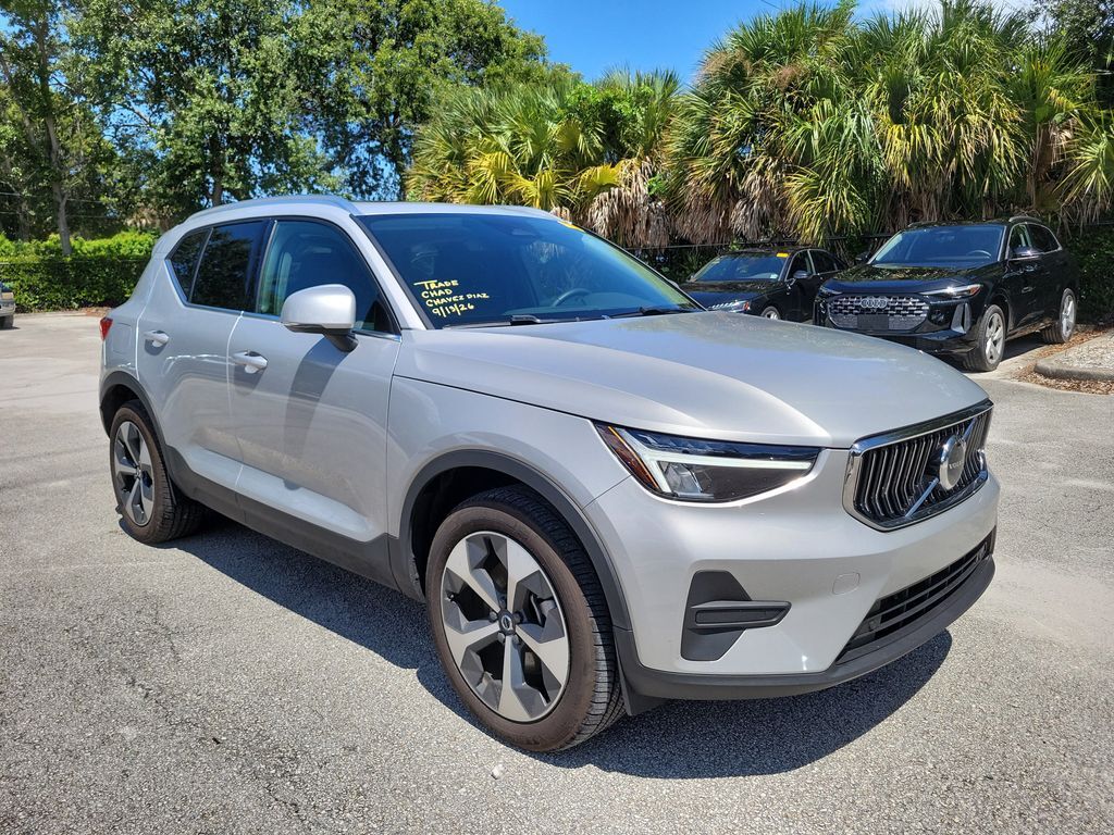 2025 VOLVO XC40