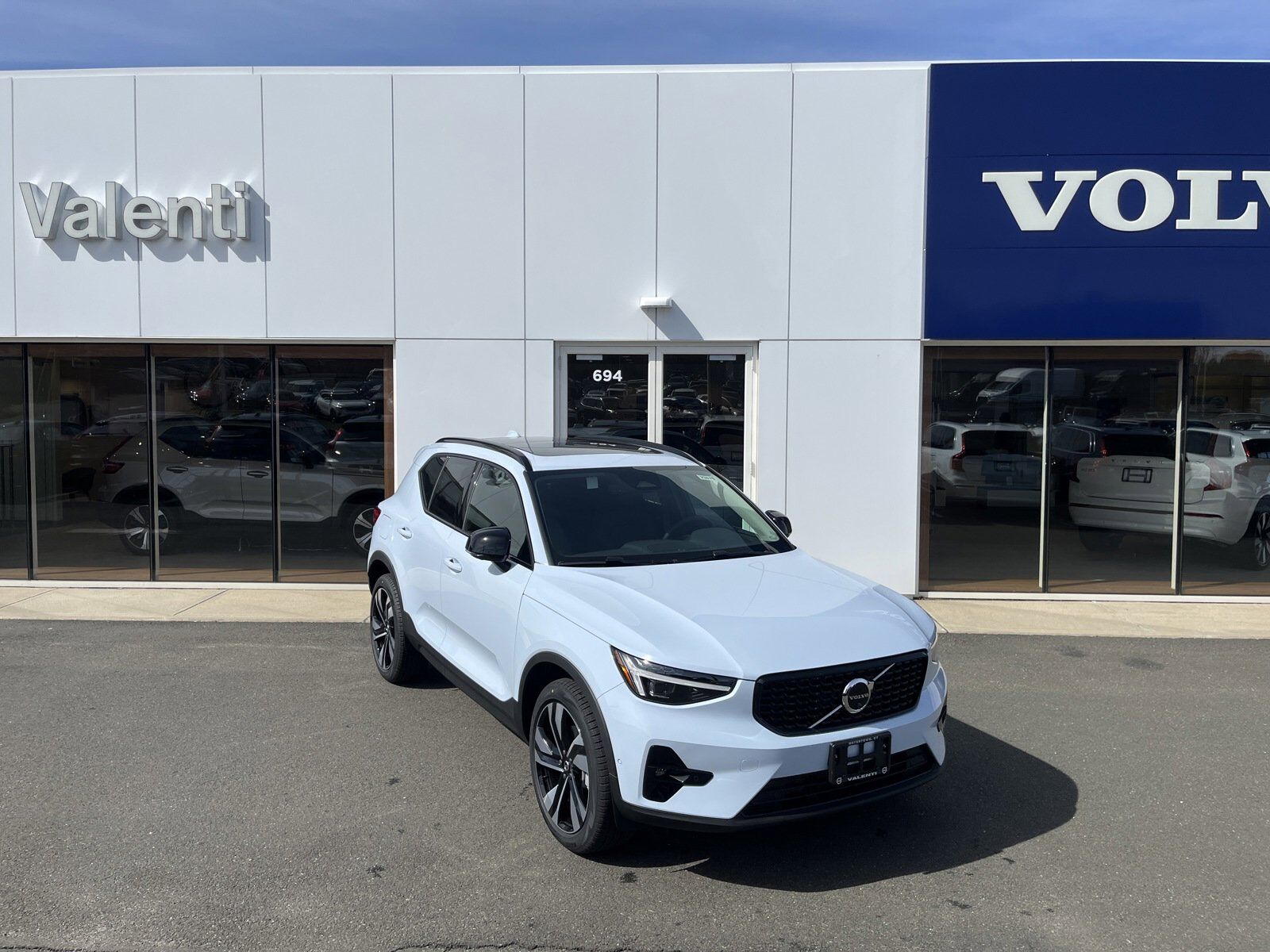 2024 VOLVO XC40