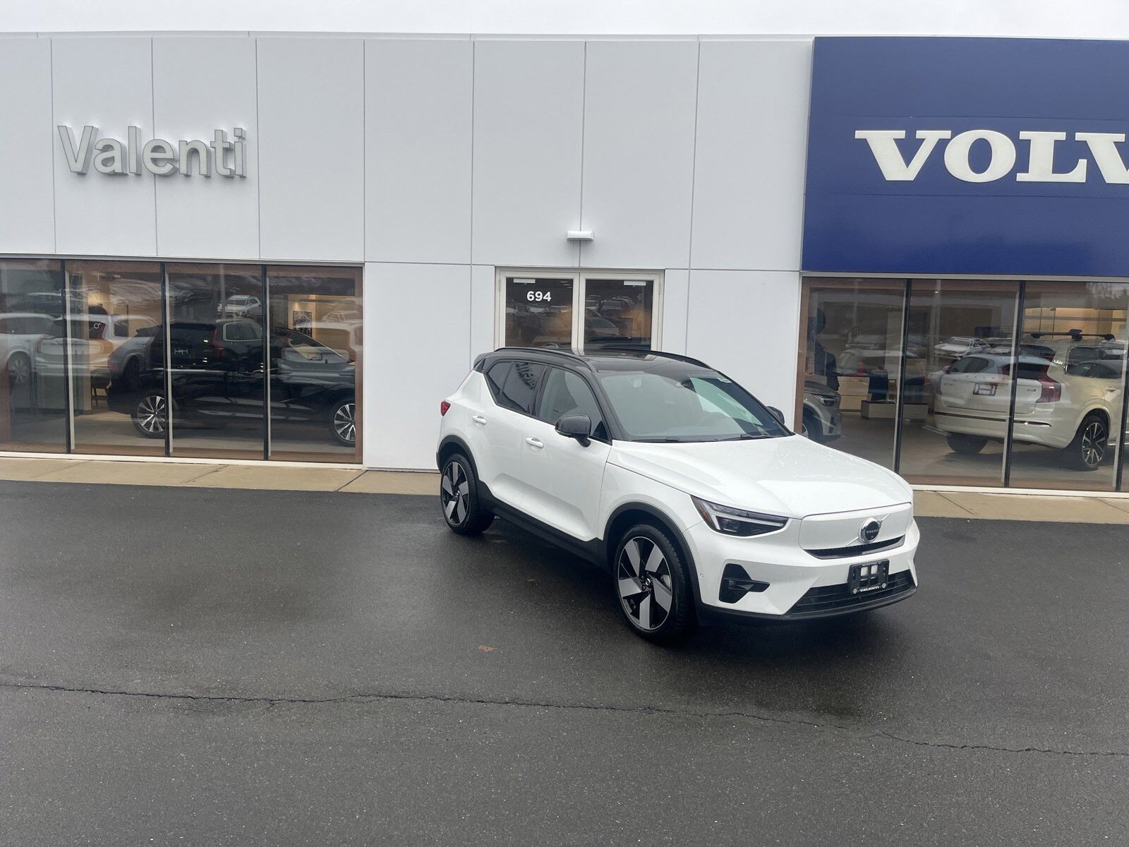 2024 VOLVO XC40