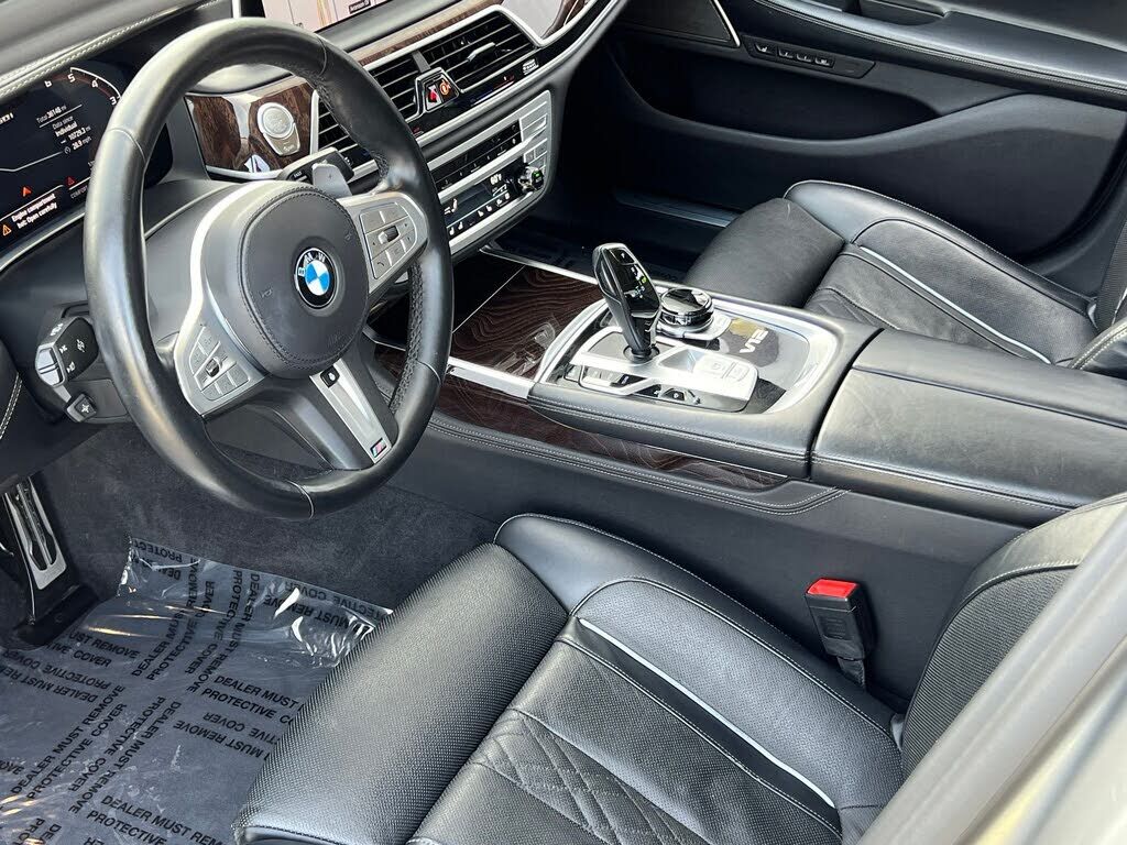 2021 BMW M760i