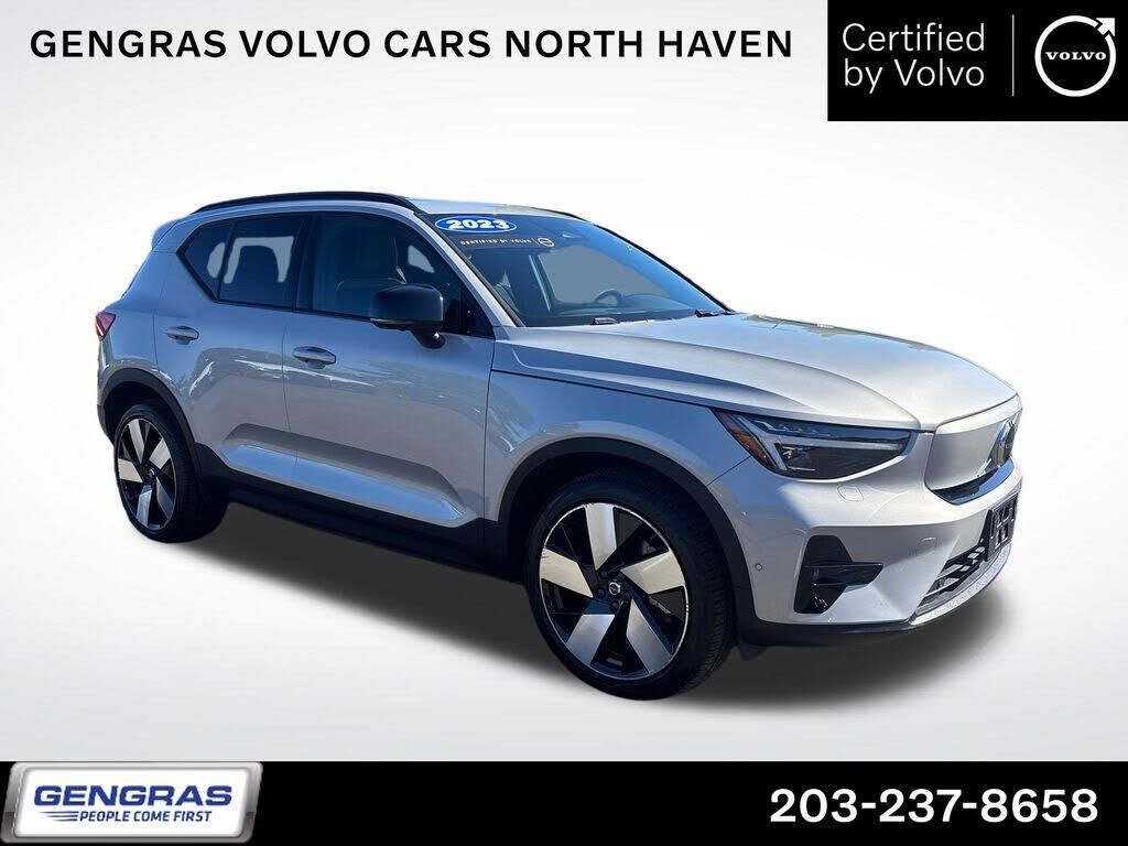 2023 VOLVO XC40