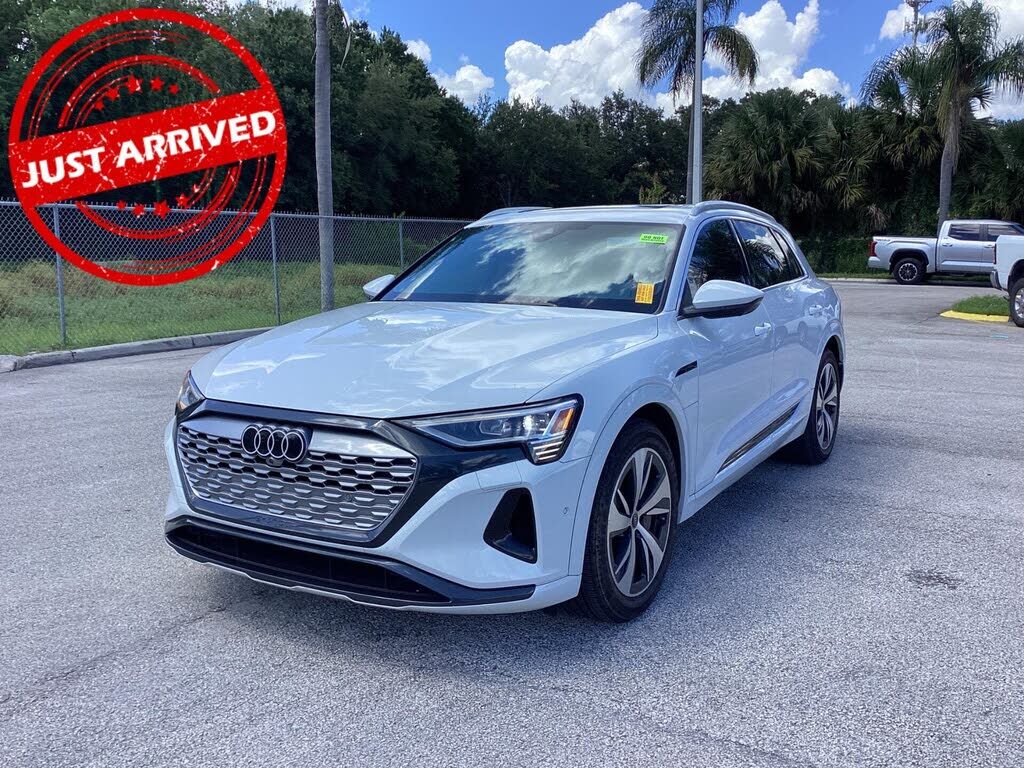 2024 AUDI Q8