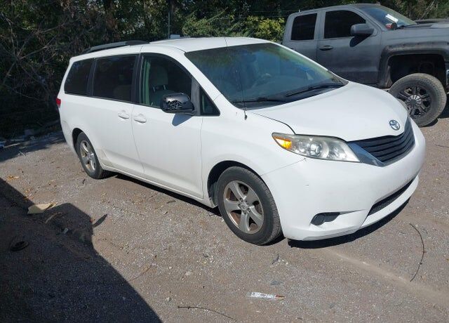 2011 TOYOTA Sienna