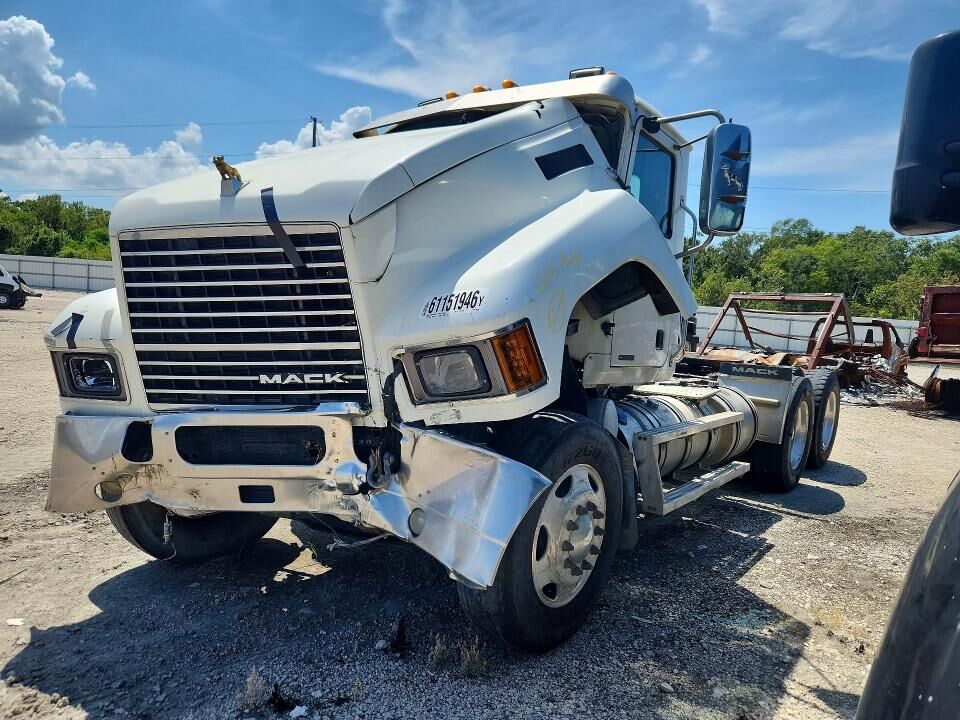 2018 MACK Pinnacle