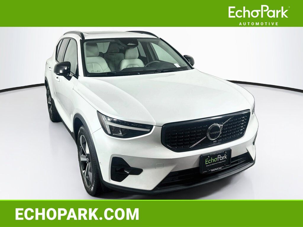 2023 VOLVO XC40