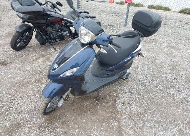 2017 PIAGGIO AND VESPA FLY