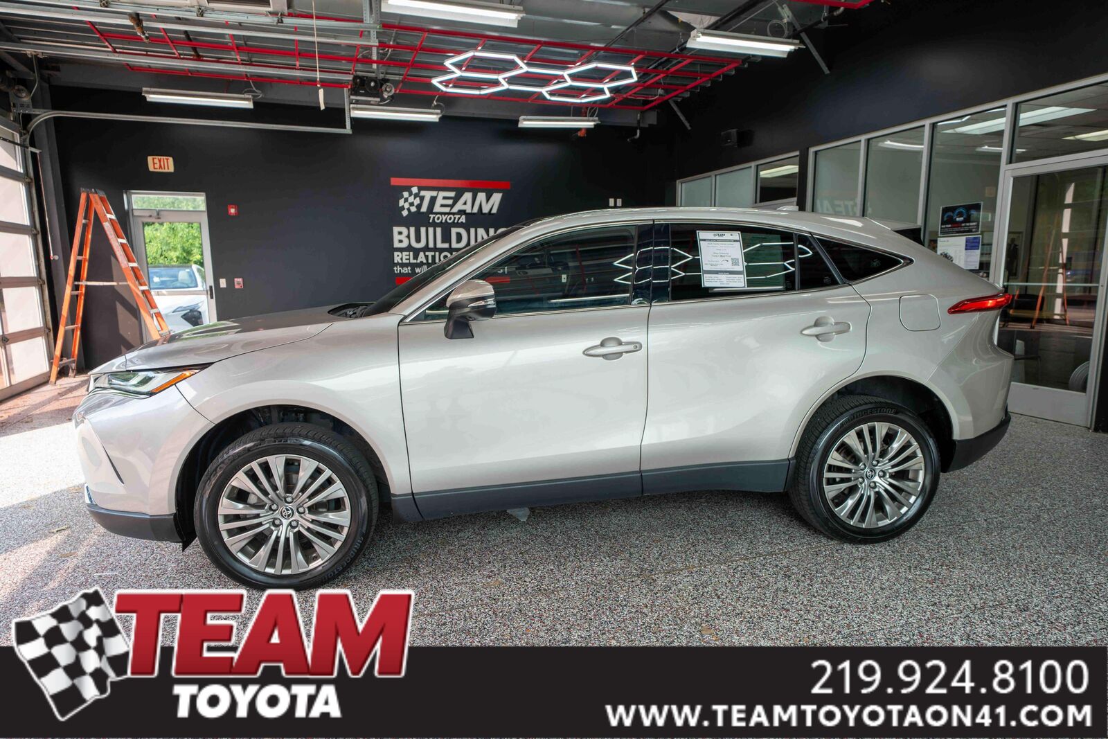 2023 TOYOTA Venza