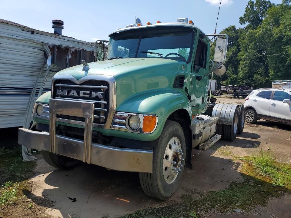 2004 MACK CV