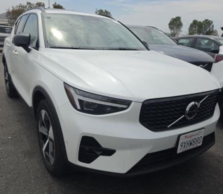2026 VOLVO XC40