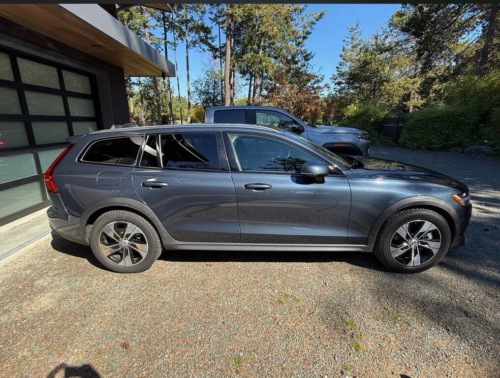 2021 VOLVO V60CC