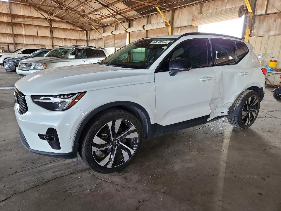 2023 VOLVO XC40