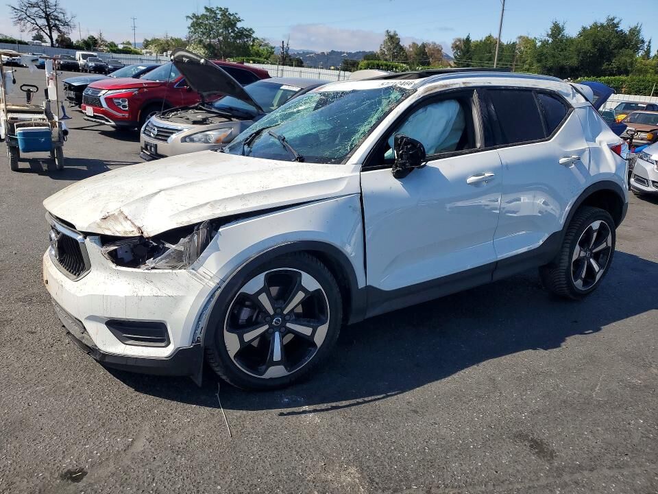 2020 VOLVO XC40
