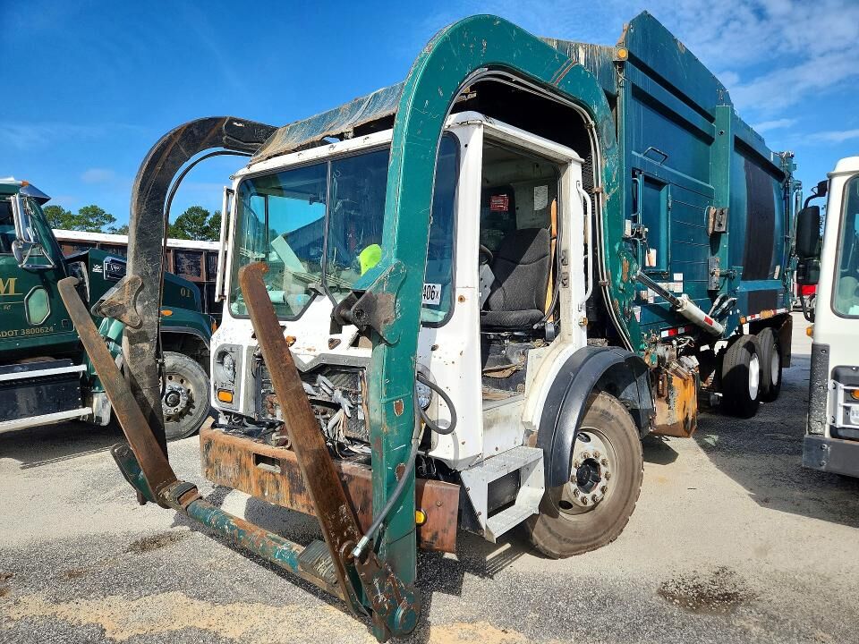 2016 MACK MRU