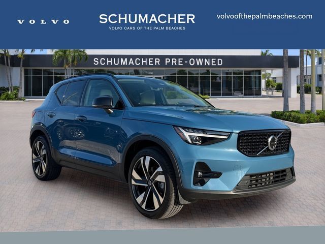 2025 VOLVO XC40