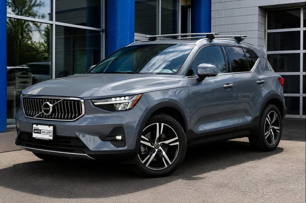 2023 VOLVO XC40