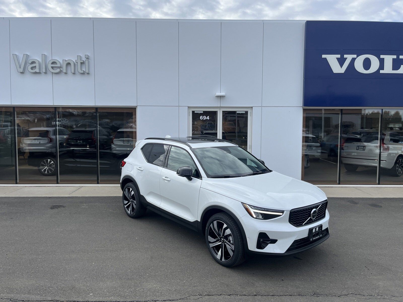 2024 VOLVO XC40