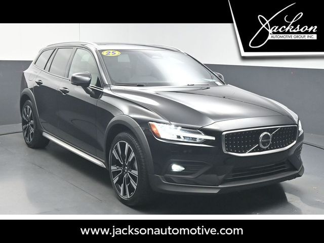 2025 VOLVO V60CC