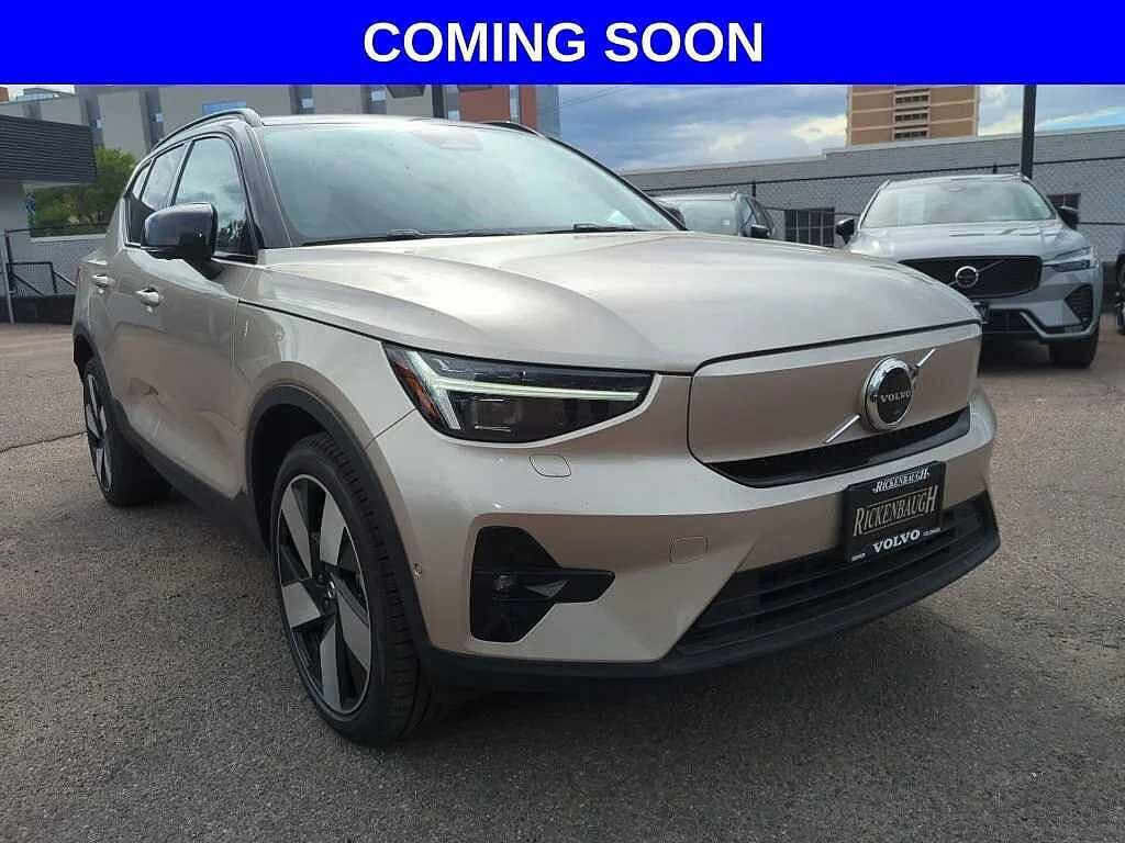 2023 VOLVO XC40