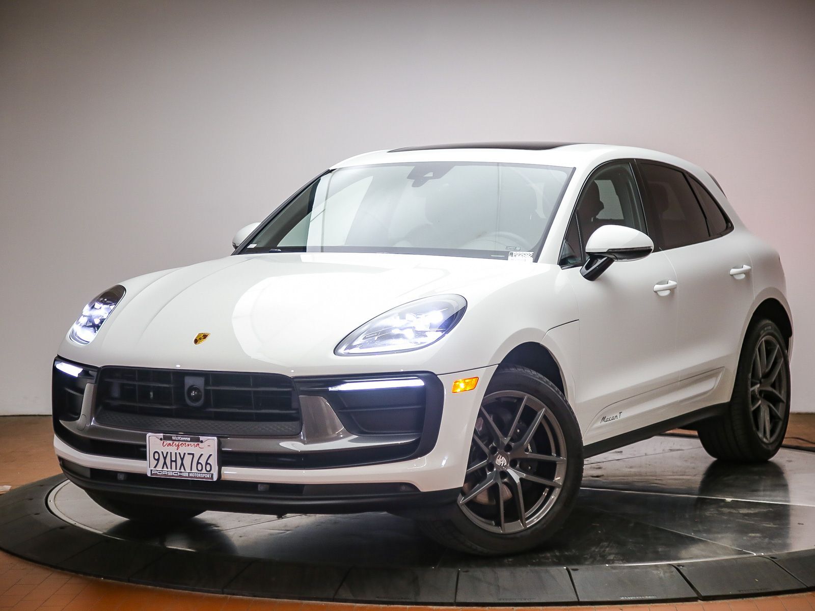 2026 PORSCHE Macan