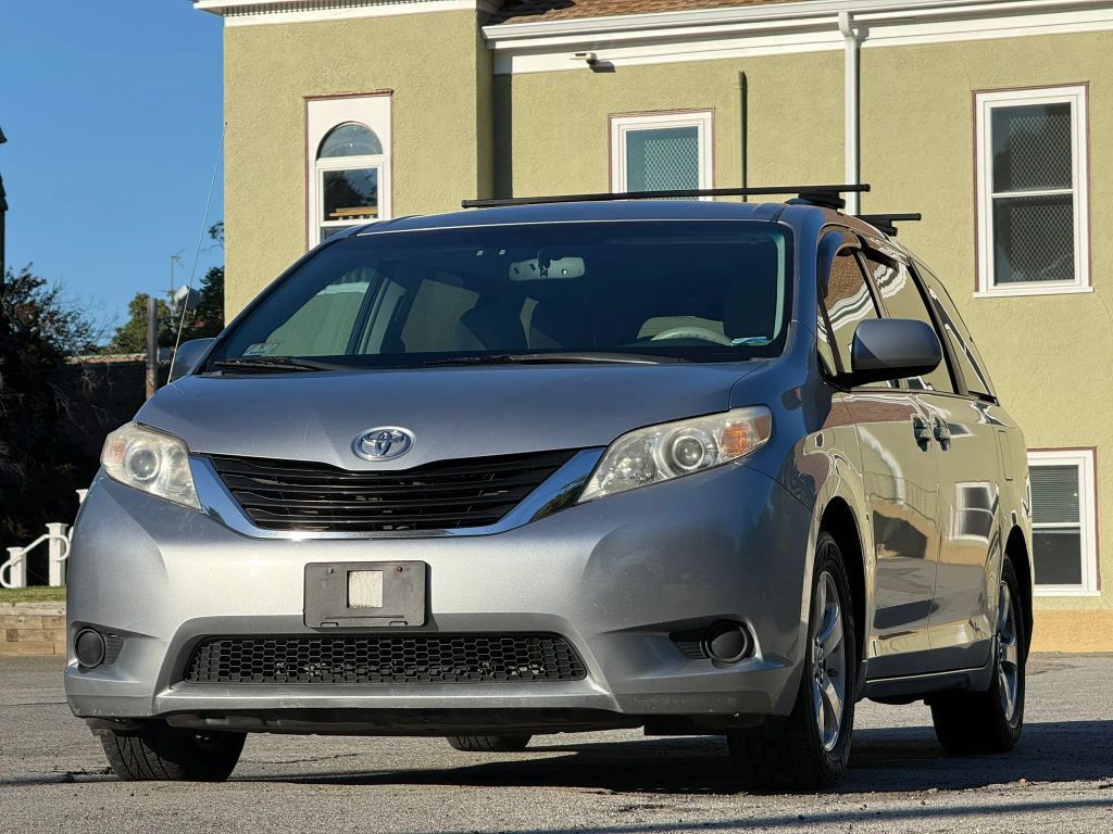 2011 TOYOTA Sienna