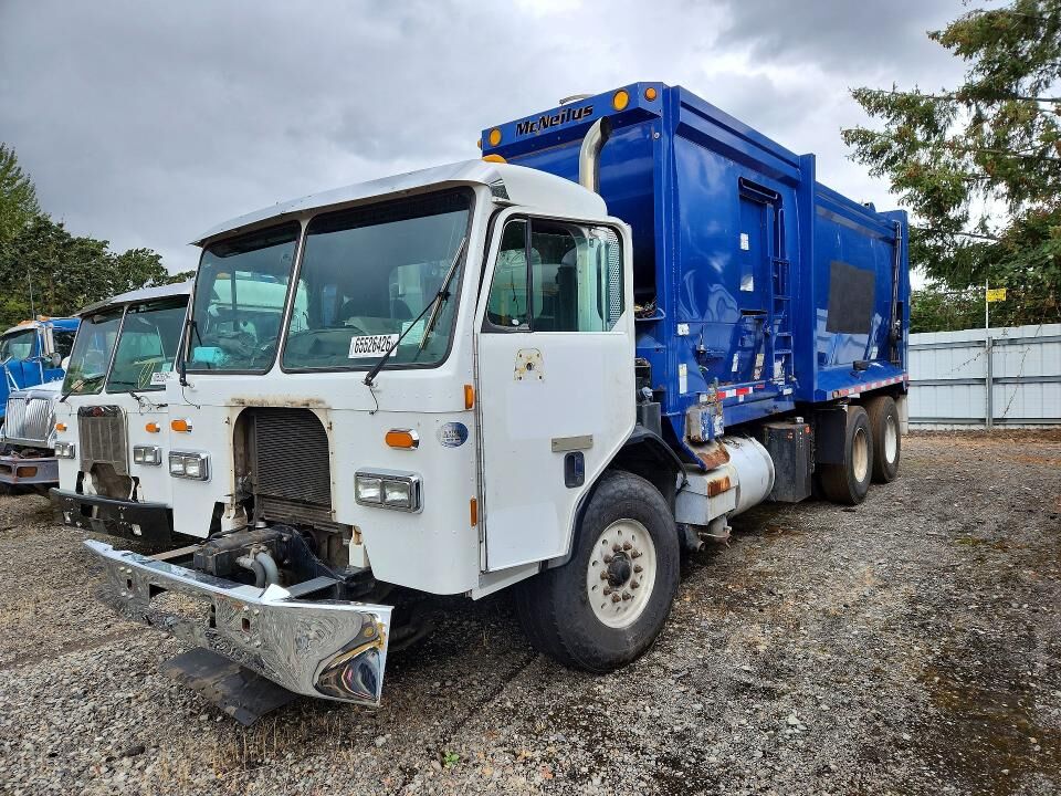2017 PETERBILT 320